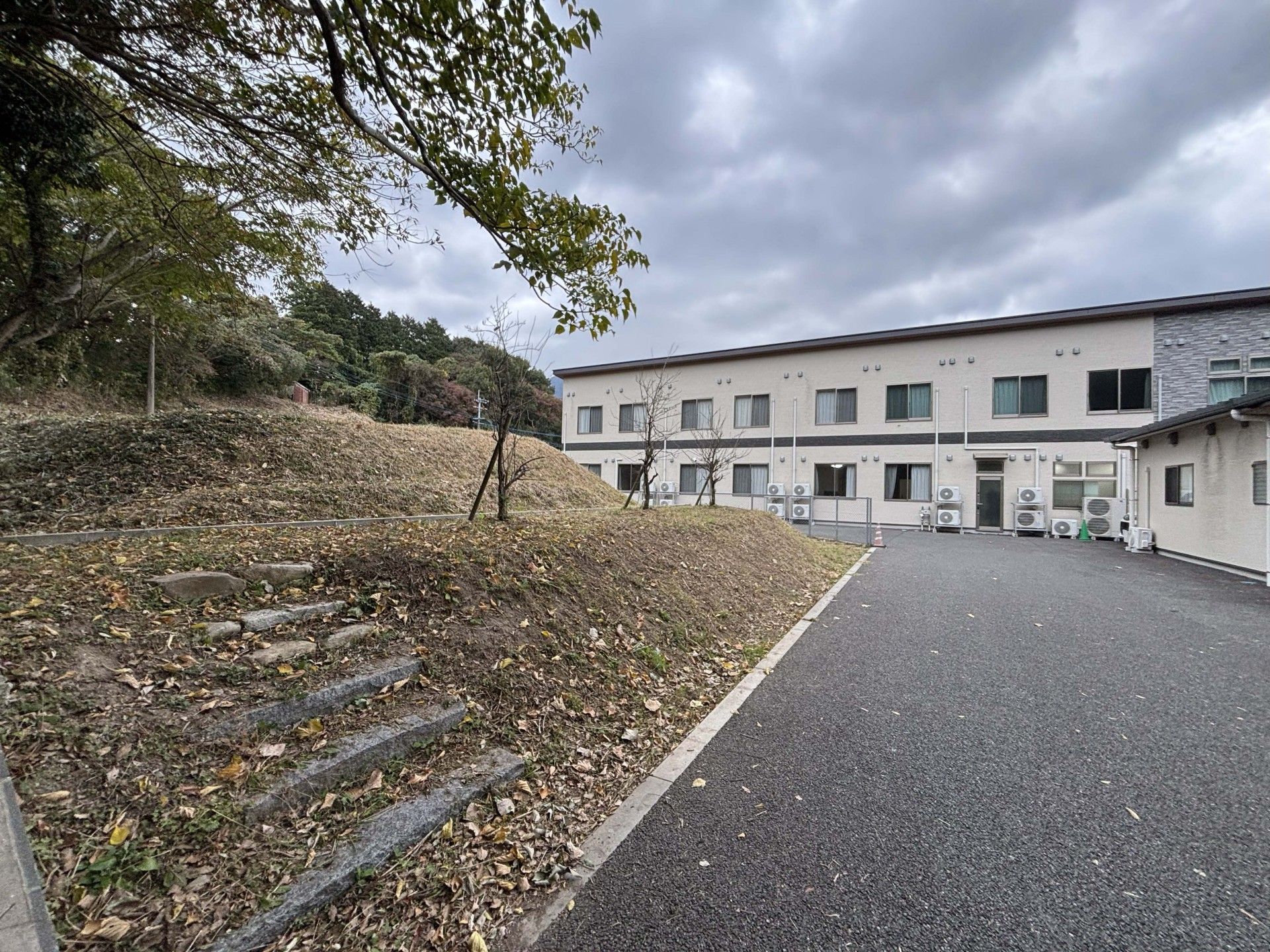 自然に囲まれた建物外観