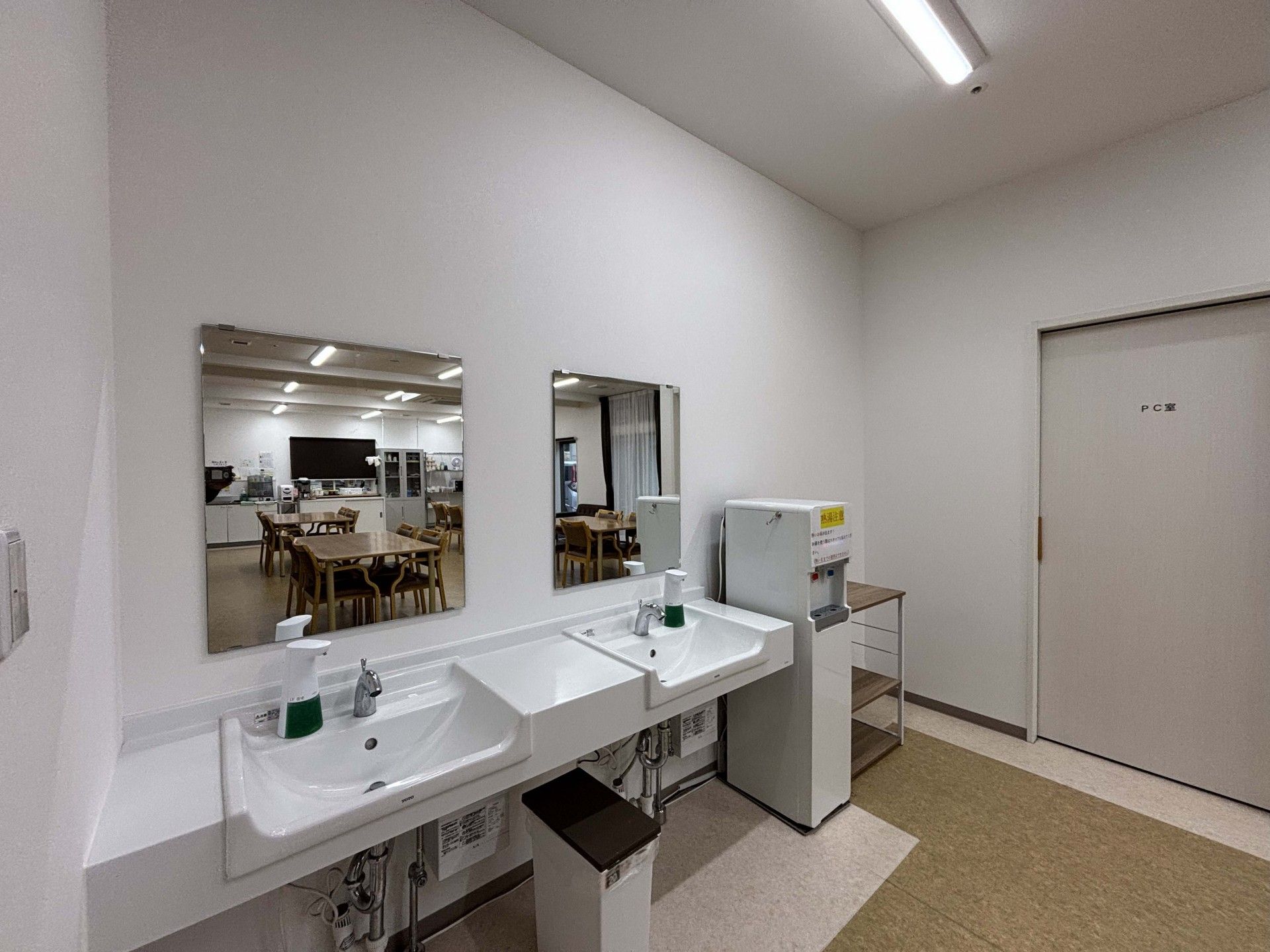 洗面台と食堂の様子