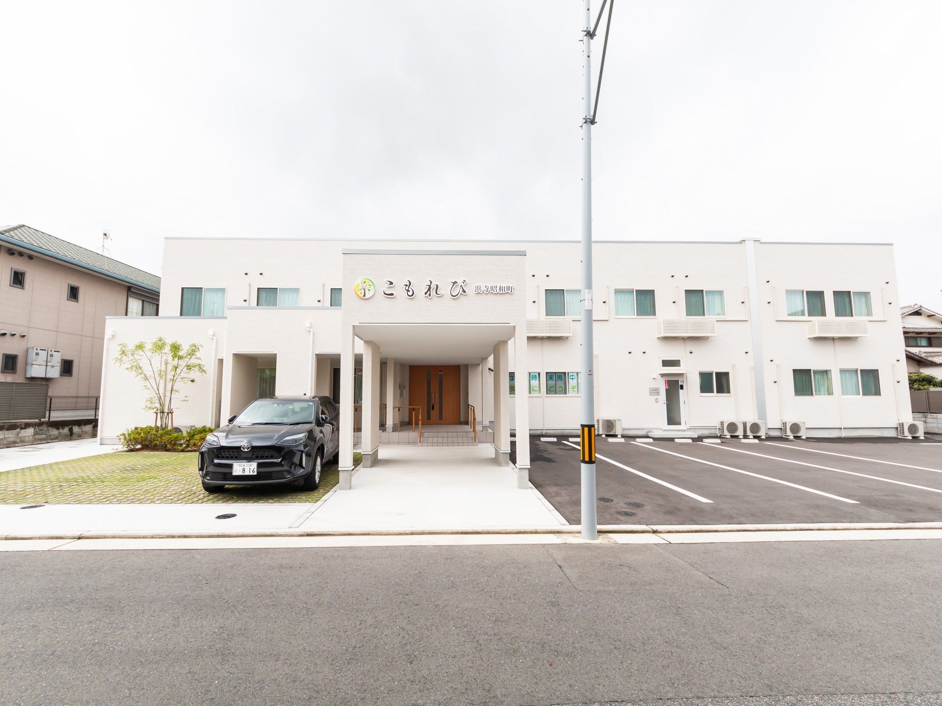 駐車場を完備した施設外観