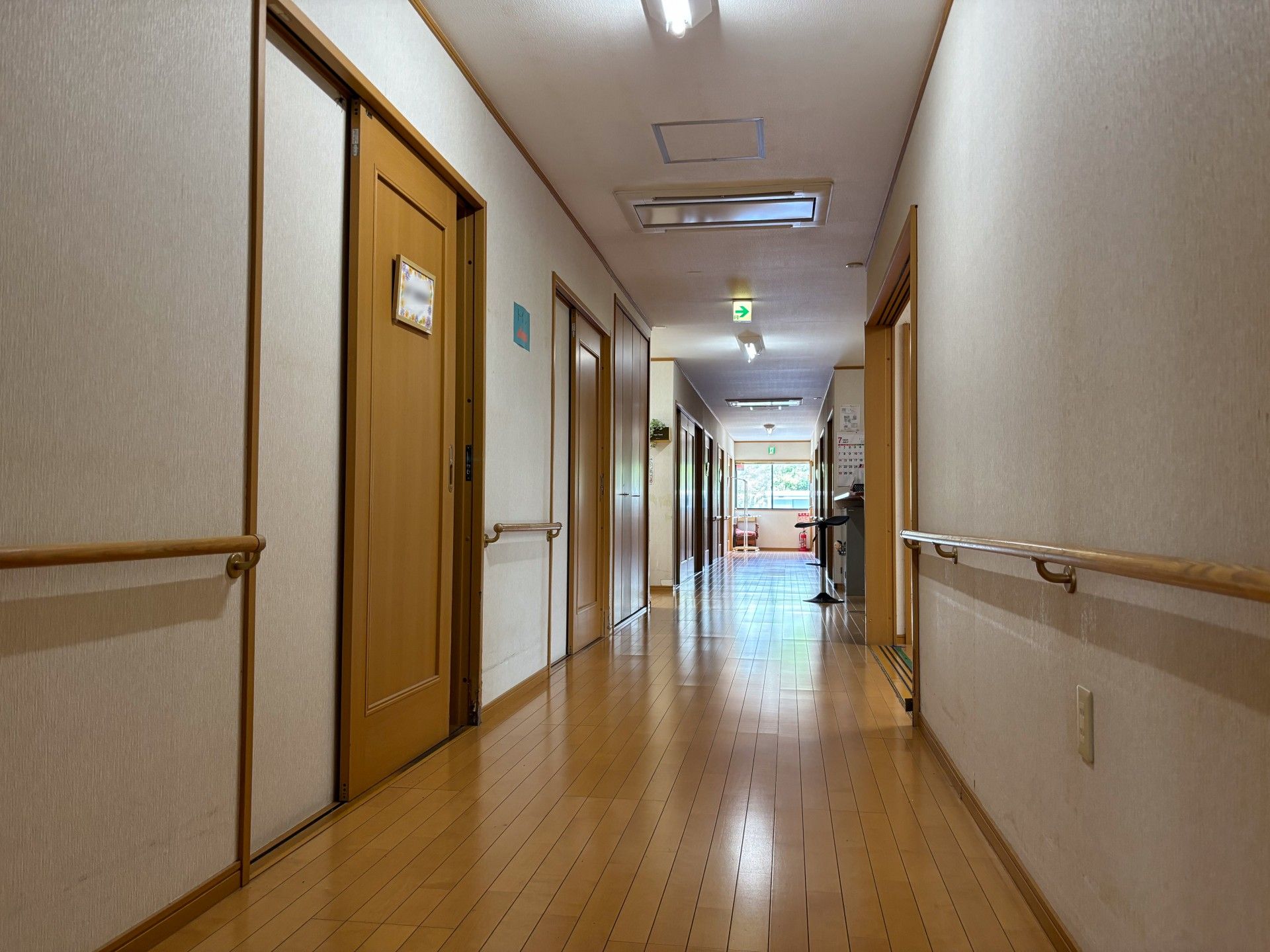 明るく広々とした廊下
