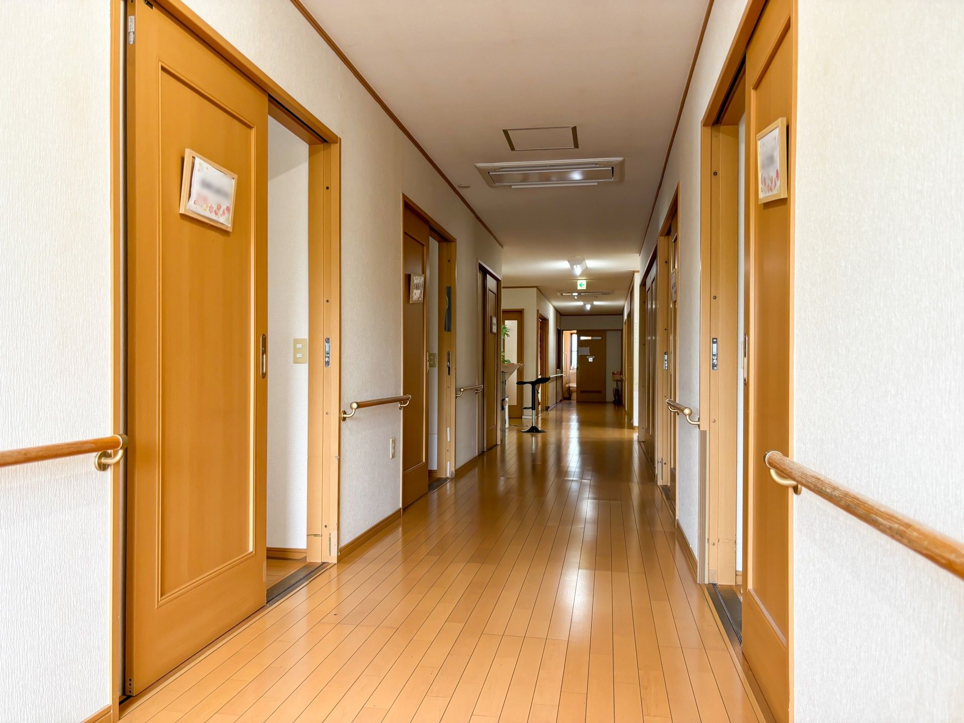 明るく清潔な廊下