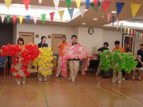 ラ・プラスヒルトップの日常。明るく元気なスタッフと毎日楽しく日々をお送りいただけます。