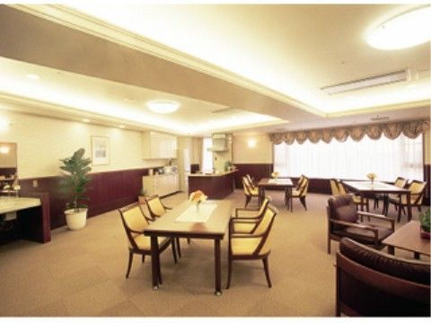 ラ・プラスヒルトップの食堂。毎日沢山の入居者様で賑わう、楽しいお食事です。