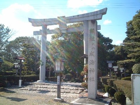 ラ・プラスヒルトップの周辺環境。閑静な神社もございます。日々のお散歩にてご利用いただけます。