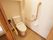 居室のトイレは引戸で仕切られた個室である。右手の手すりは背面の壁に、左手の手すりは左の壁に取り付けてある。緊急呼出ボタンも設置されている。