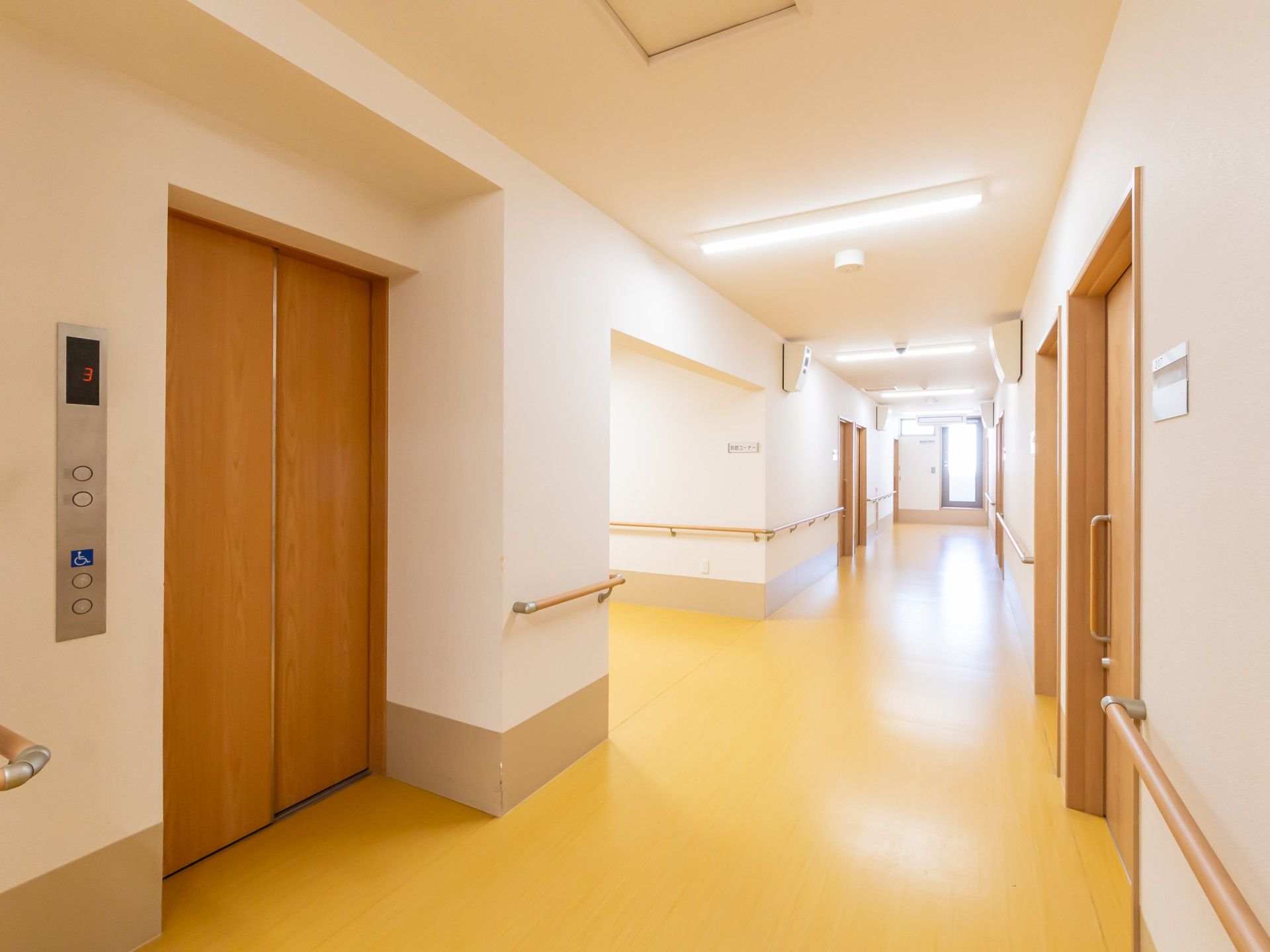 明るく広々とした廊下