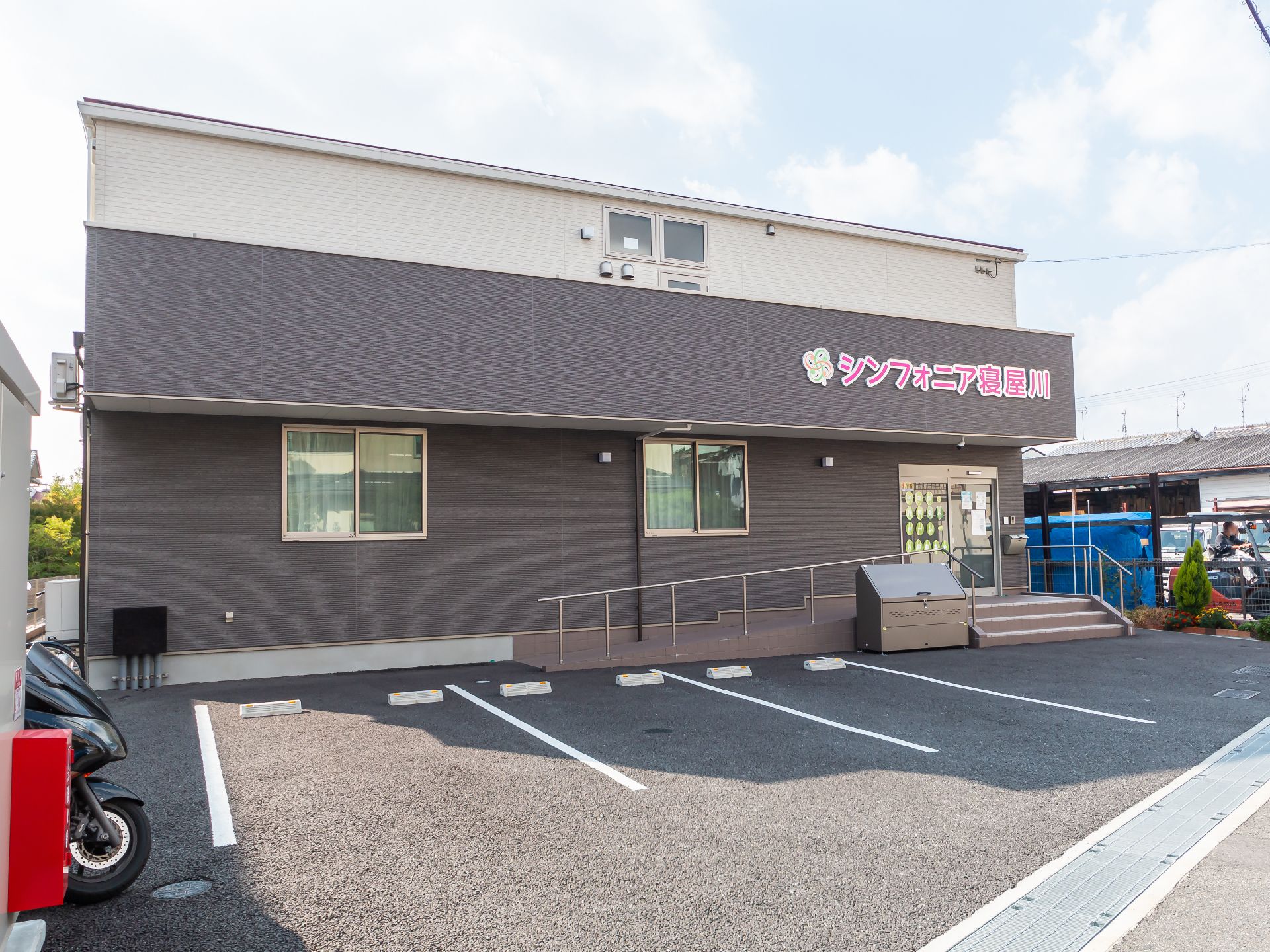 駐車場付近から見た、介護施設全体の外観