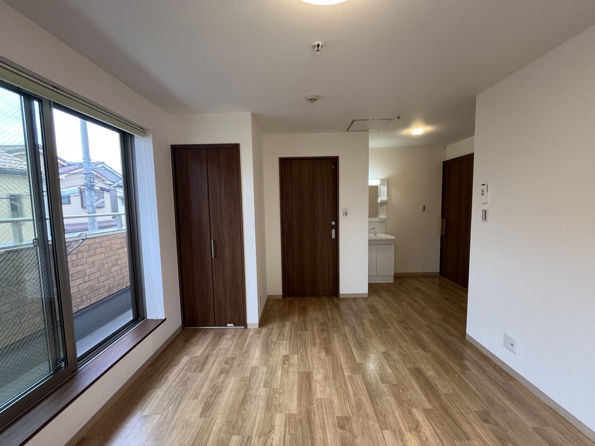 明るい居室の一角