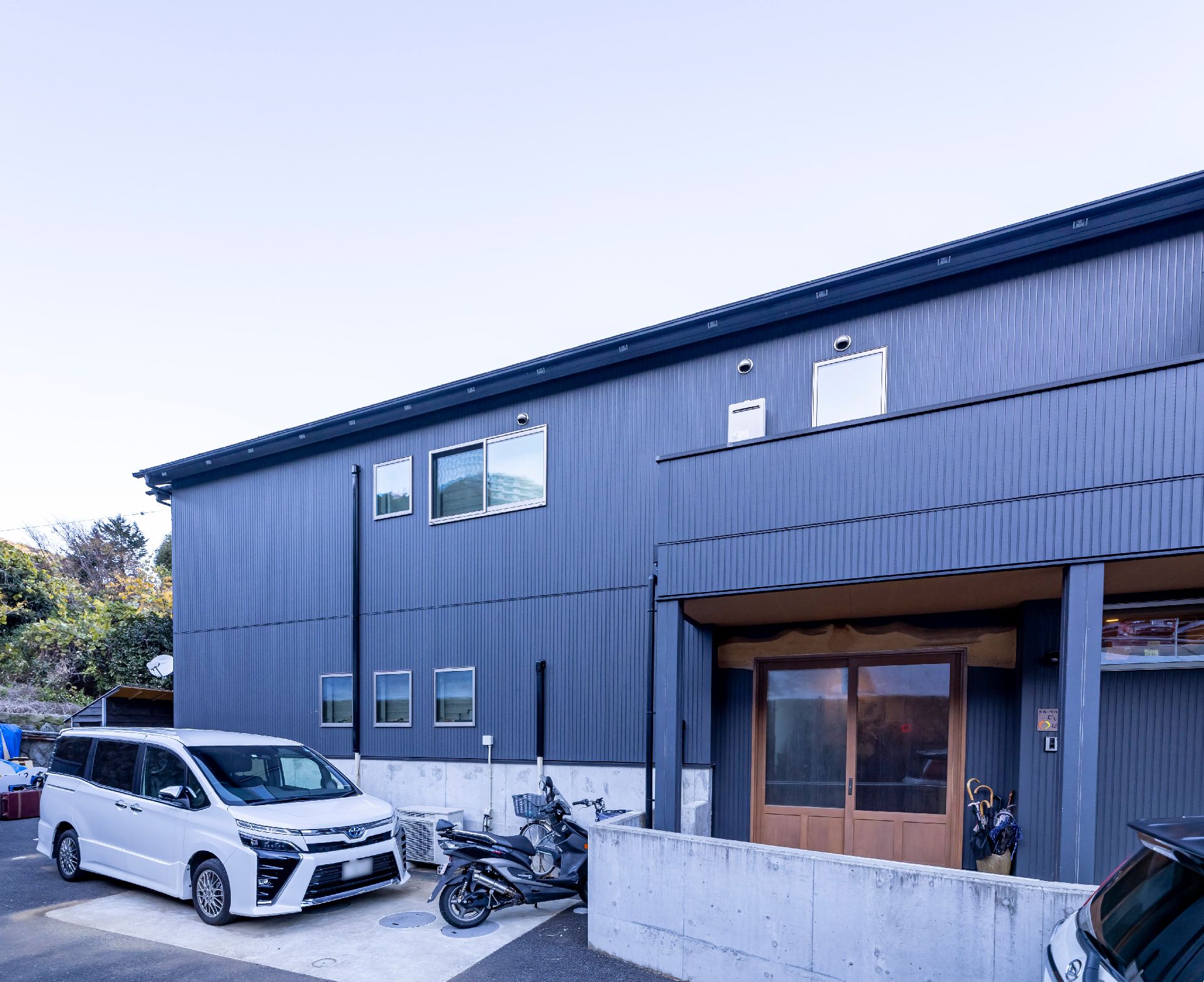 ２階建ての建物で、落ち着いた色合いでお洒落な外観