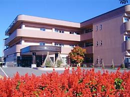明るい外観の建物