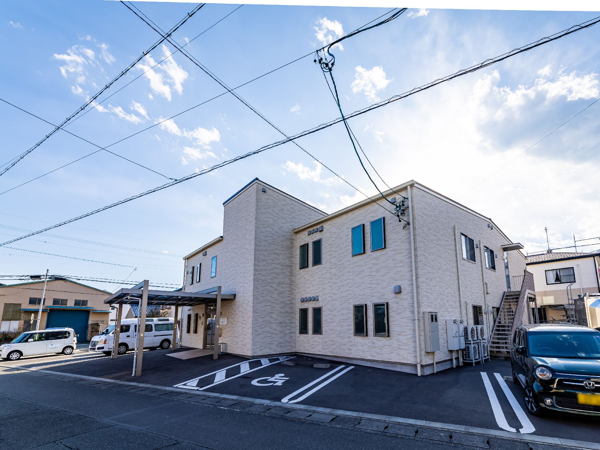 広々とした駐車場のある、広い介護施設