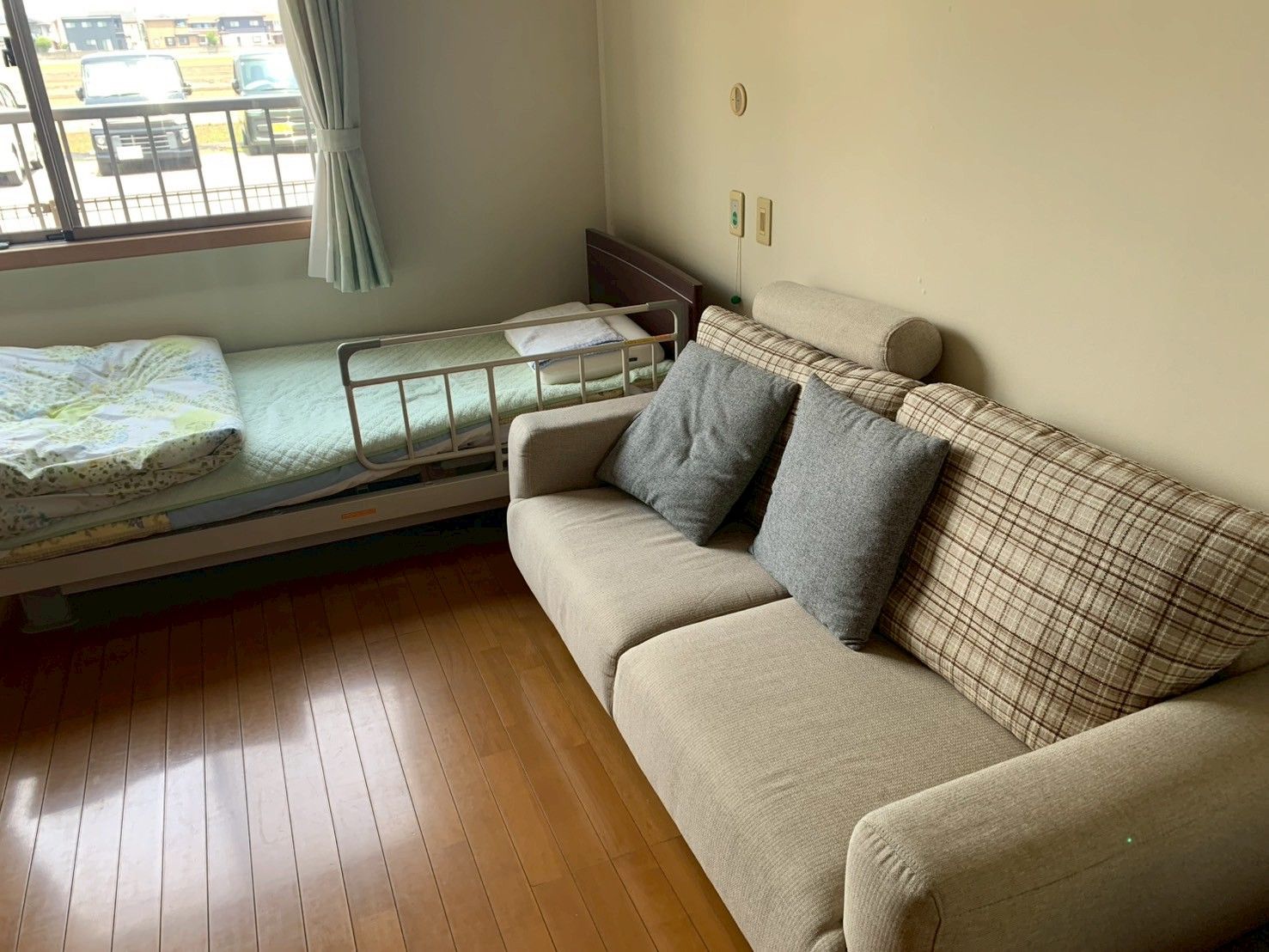 ベッドとソファのある部屋