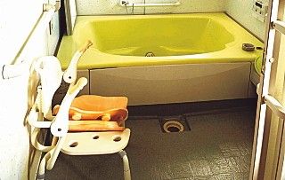 バリアフリー設計の浴室