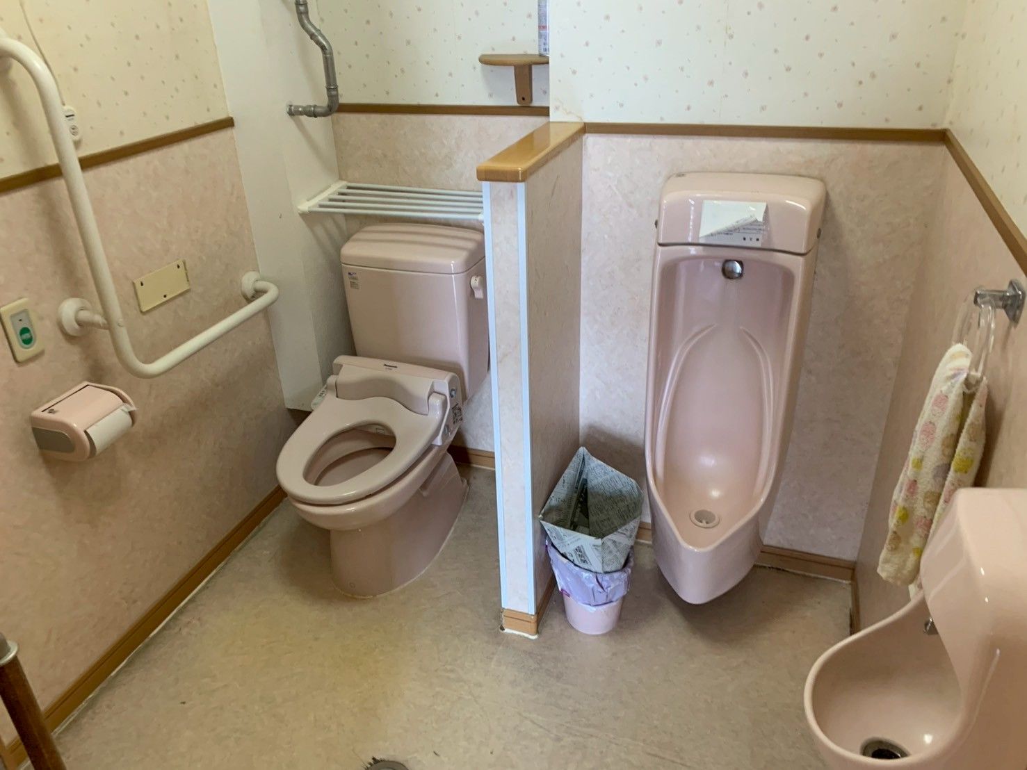 手すり付きのトイレ