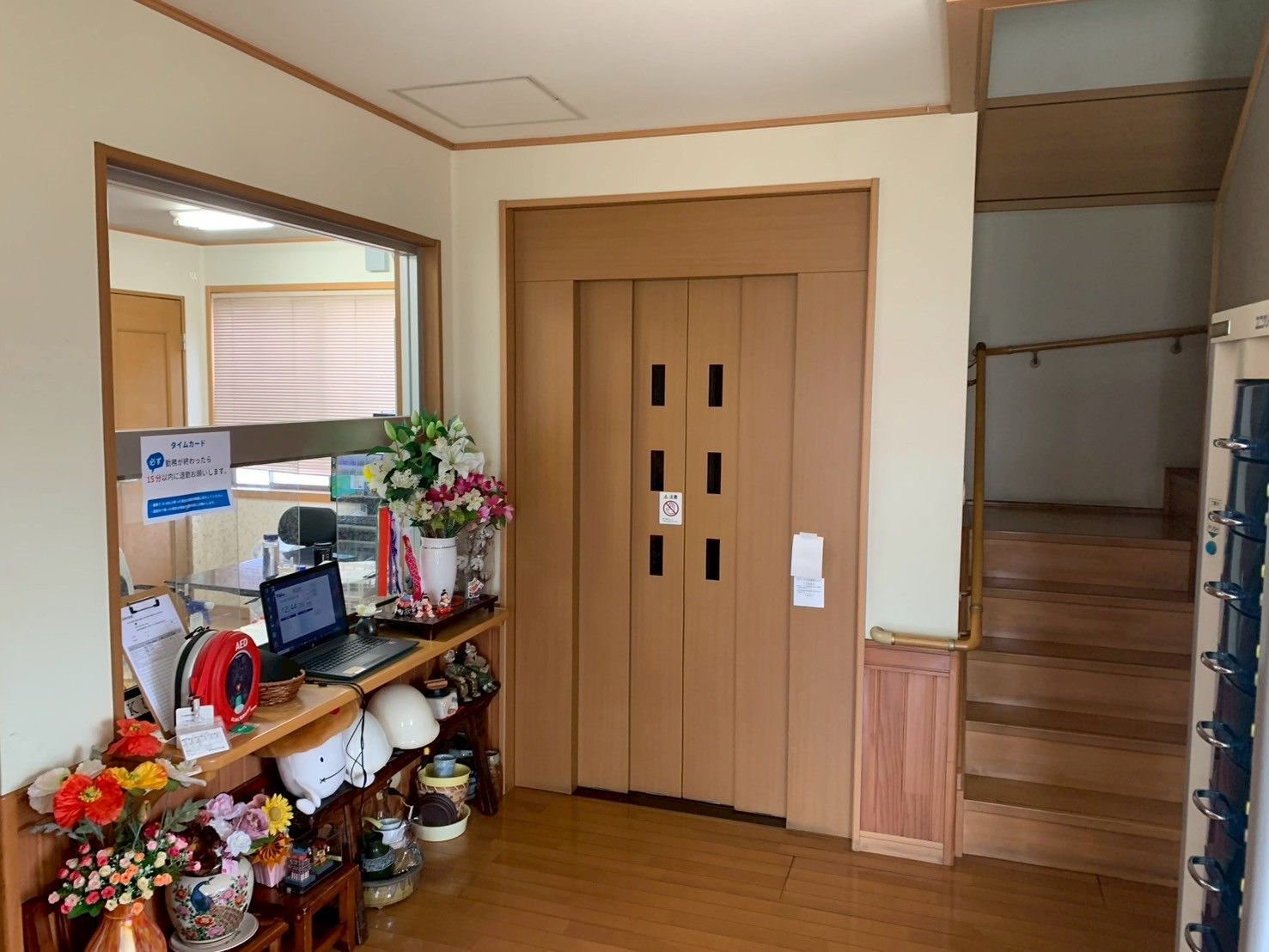 受付と階段のある空間