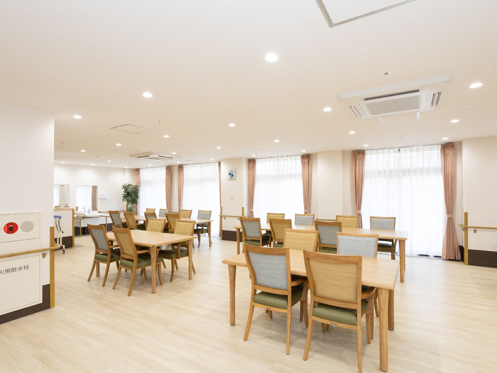 大きなガラス戸が多数設置され、陽光がたっぷりと入っているダイニング