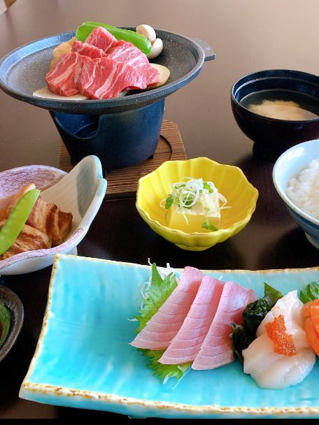 刺身盛り合わせと豚の角煮、冷やっことごはんと味噌汁のセット