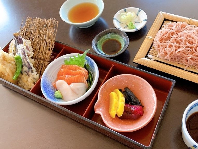 天ぷらの盛り合わせと刺身と、盛りそばのセット