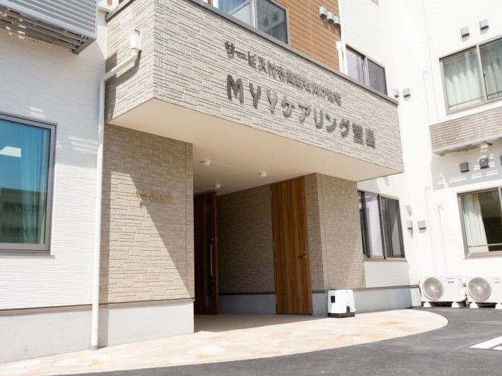 施設のエントランス付近。オールバリアフリーの床、雨除けのひさしが写っている