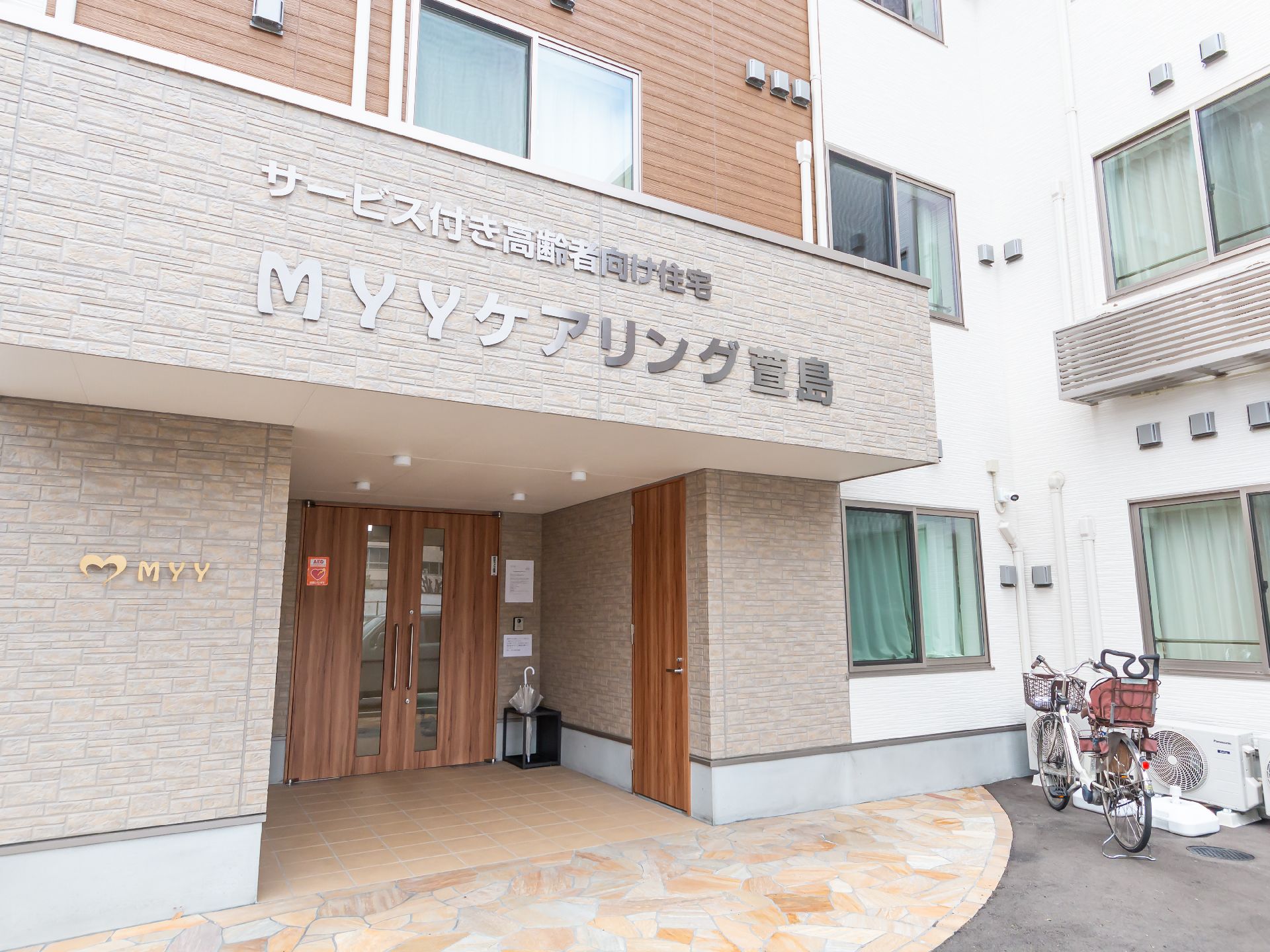 完全にバリアフリー化され、段差なく通行できる玄関口