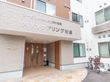 完全にバリアフリー化され、段差なく通行できる玄関口