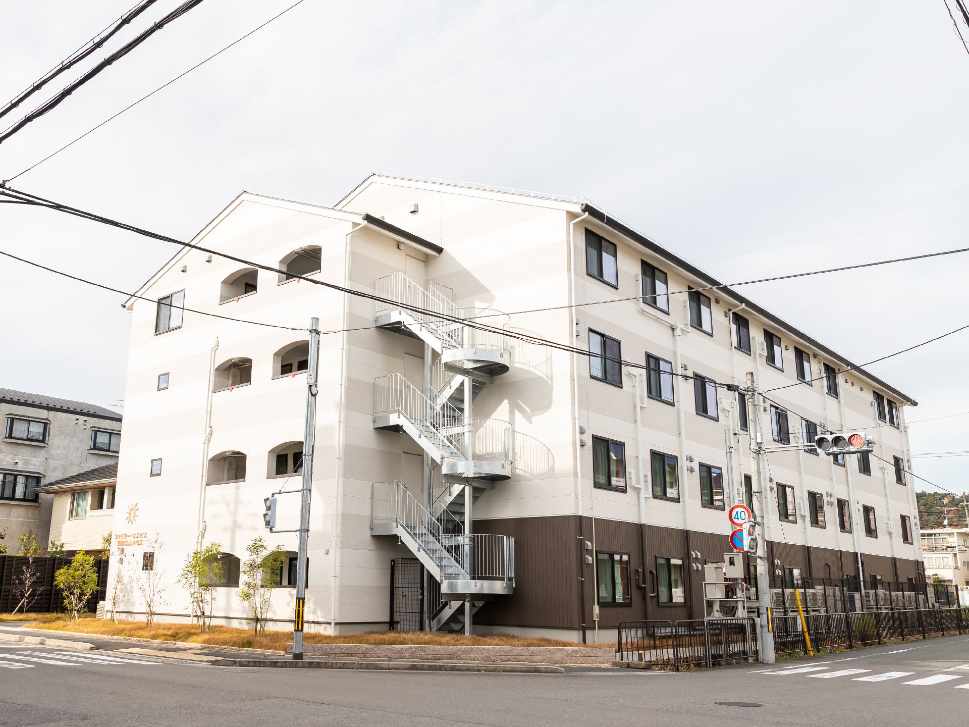 駐車場のある、マンションのような形をした介護施設の外観