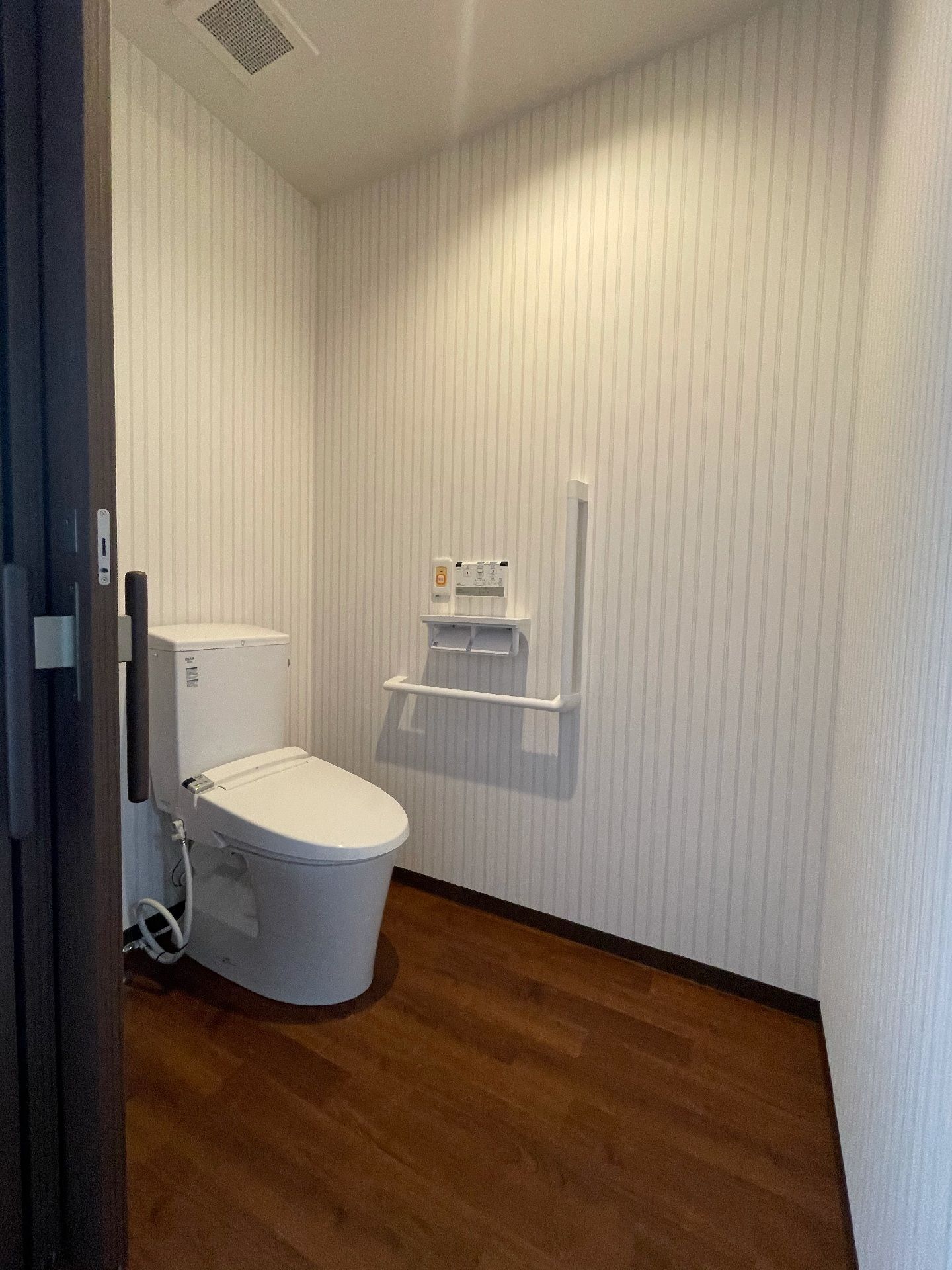 Ｌ字型手すりの付いた洋式トイレの個室