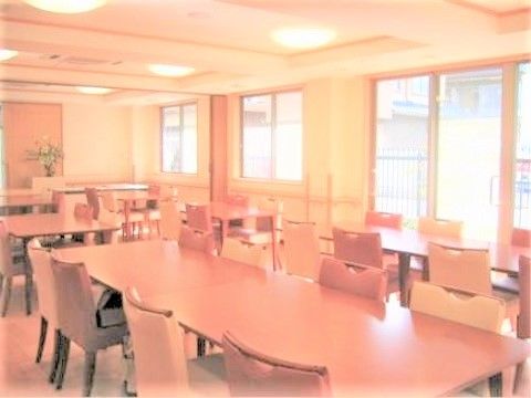 たのしい家 吹田の食事。毎日沢山の入居者様で大いに賑わう、楽しいお食事風景となっております。