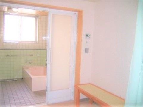 たのしい家 吹田の脱衣所。ご入浴後もゆっくりとお過ごしいただけるよう、大きな脱衣所をご用意しております。