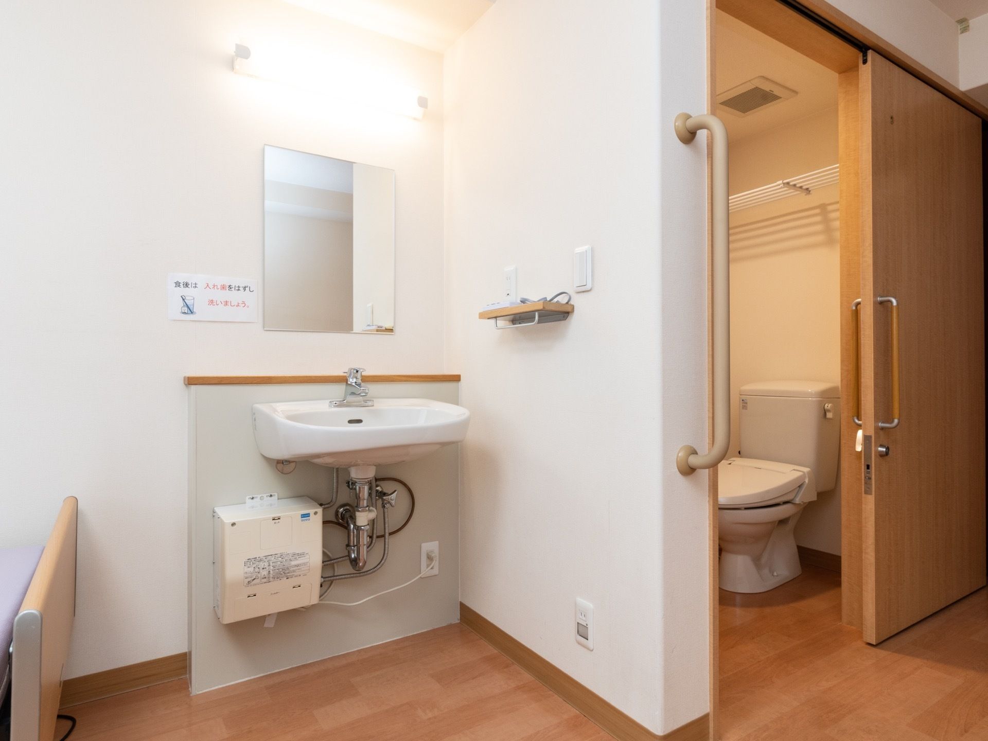 各居室にはトイレや洗面台などの水廻りが完備されているので、居室内で生活の大半をまかなうことができる。