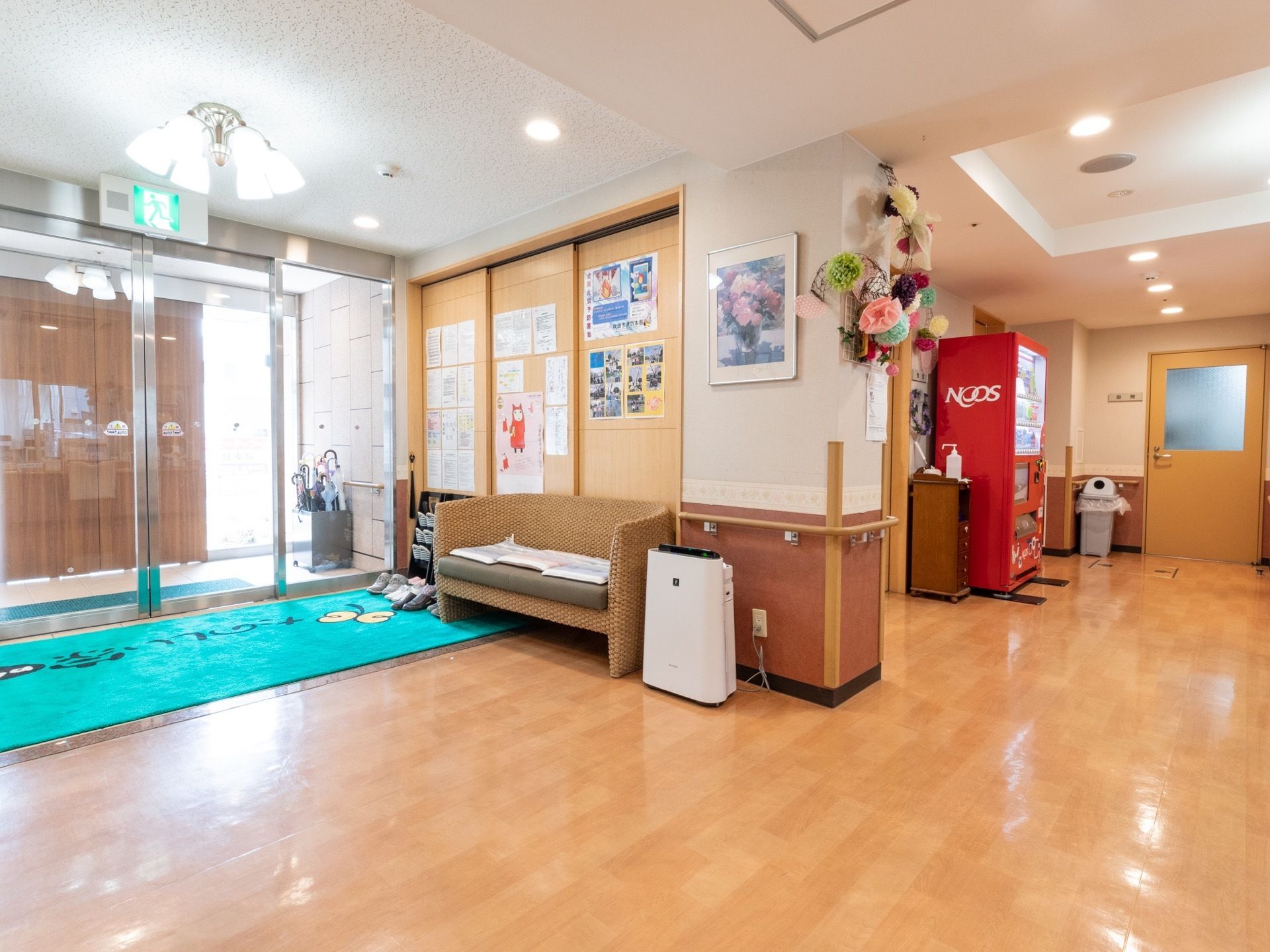 エントランスの自動ドアは2重になっているので、施設内の空調システムが外気の影響を受けにくくなっている。