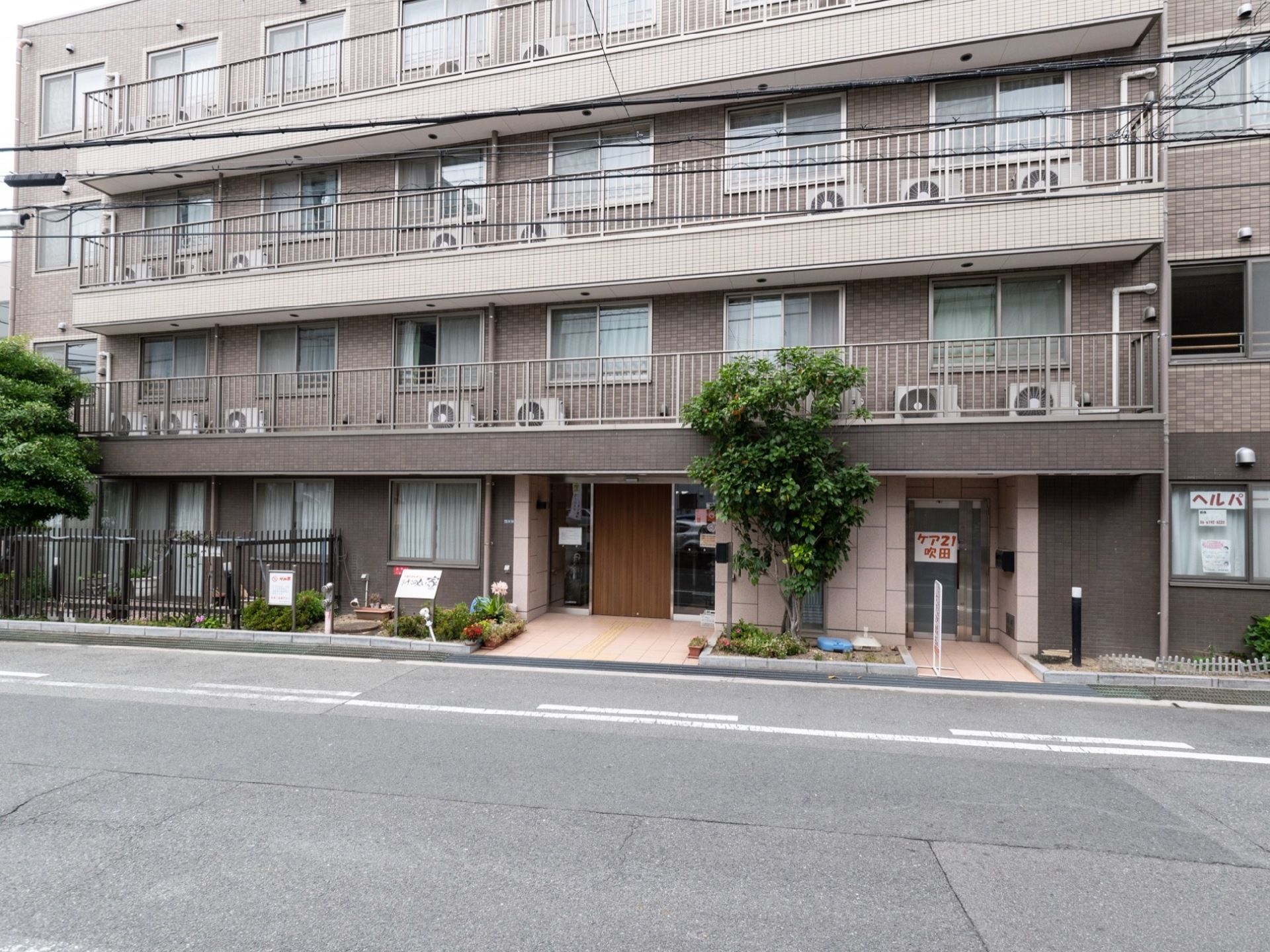 4階建ての集合住宅のような外観。各居室にはベランダが設けられていて、日当たり良好なので快適に毎日を過ごすことができる。