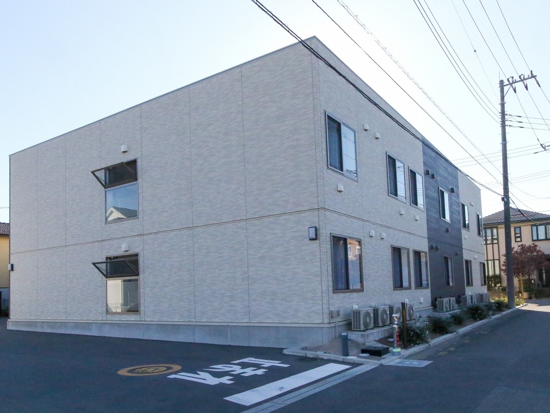 ベージュとグレーが基調の建物
