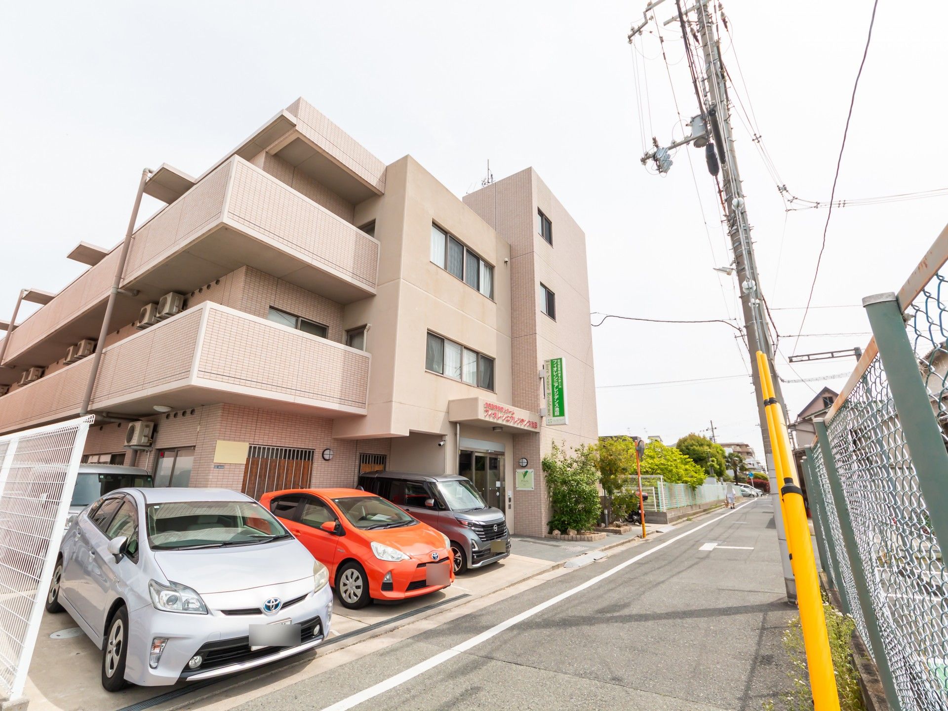 建物の外観と駐車場