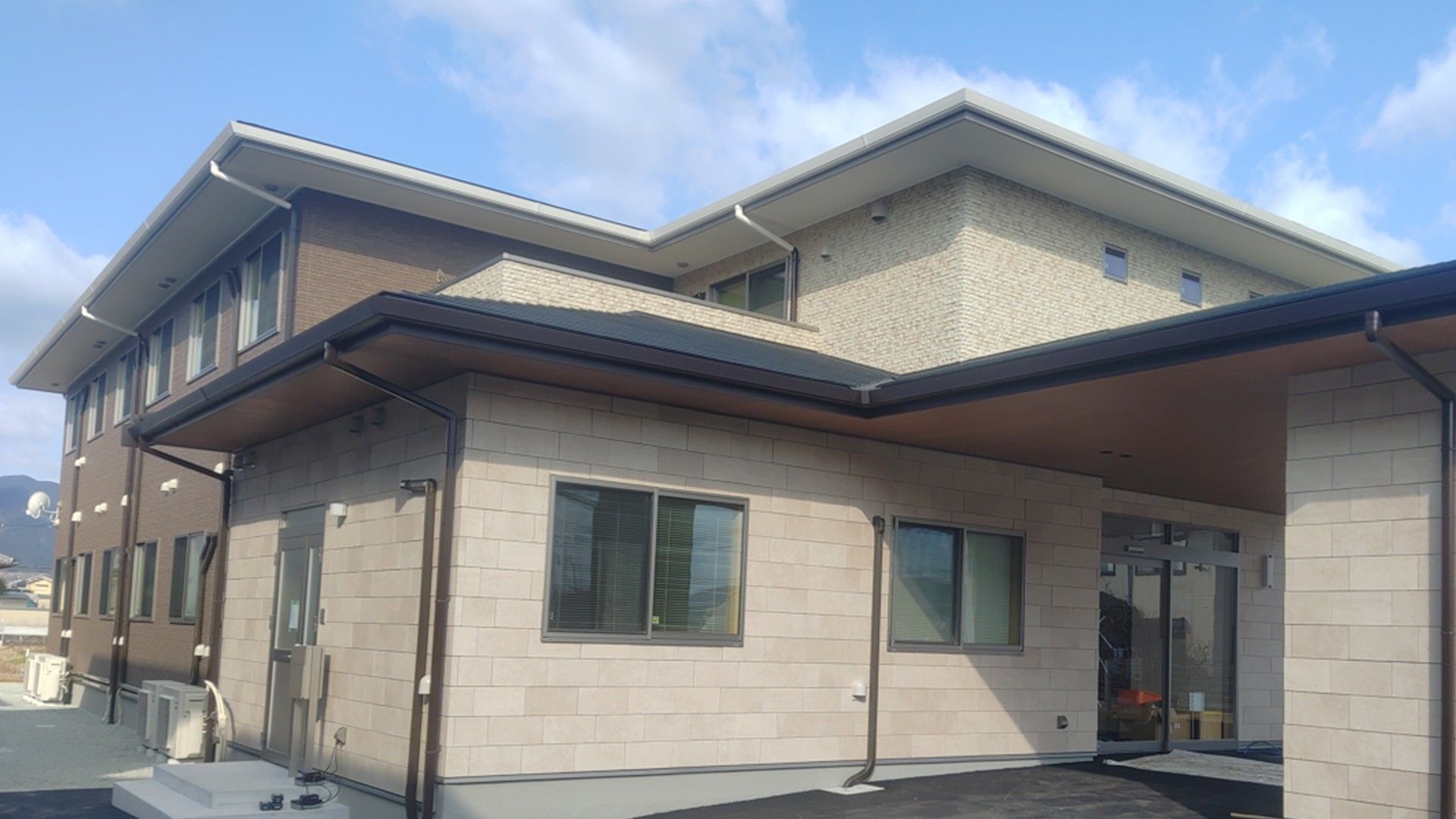 落ち着いた外観の建物