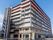青空には太陽がさんさんと輝いていて、白く大きなマンションのような建物を照らしている。各フロアにベランダがある