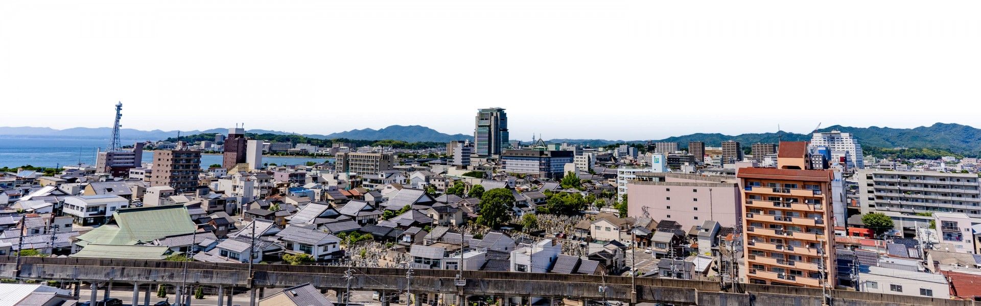 都市の景色を望む屋上