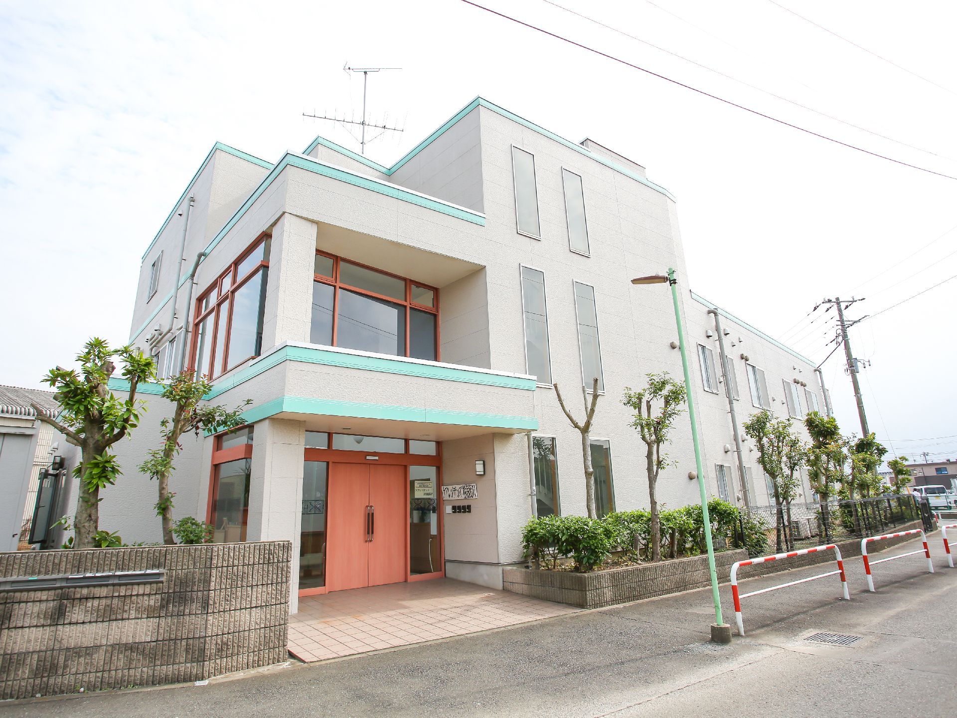 海を連想させるような明るい外観