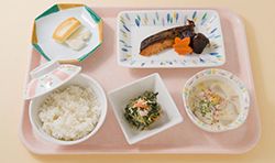 焼き鮭と和え物とスープとライスのセット