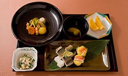 手まり寿司と白和えと野菜の煮物、カットオレンジの付いたメニュー