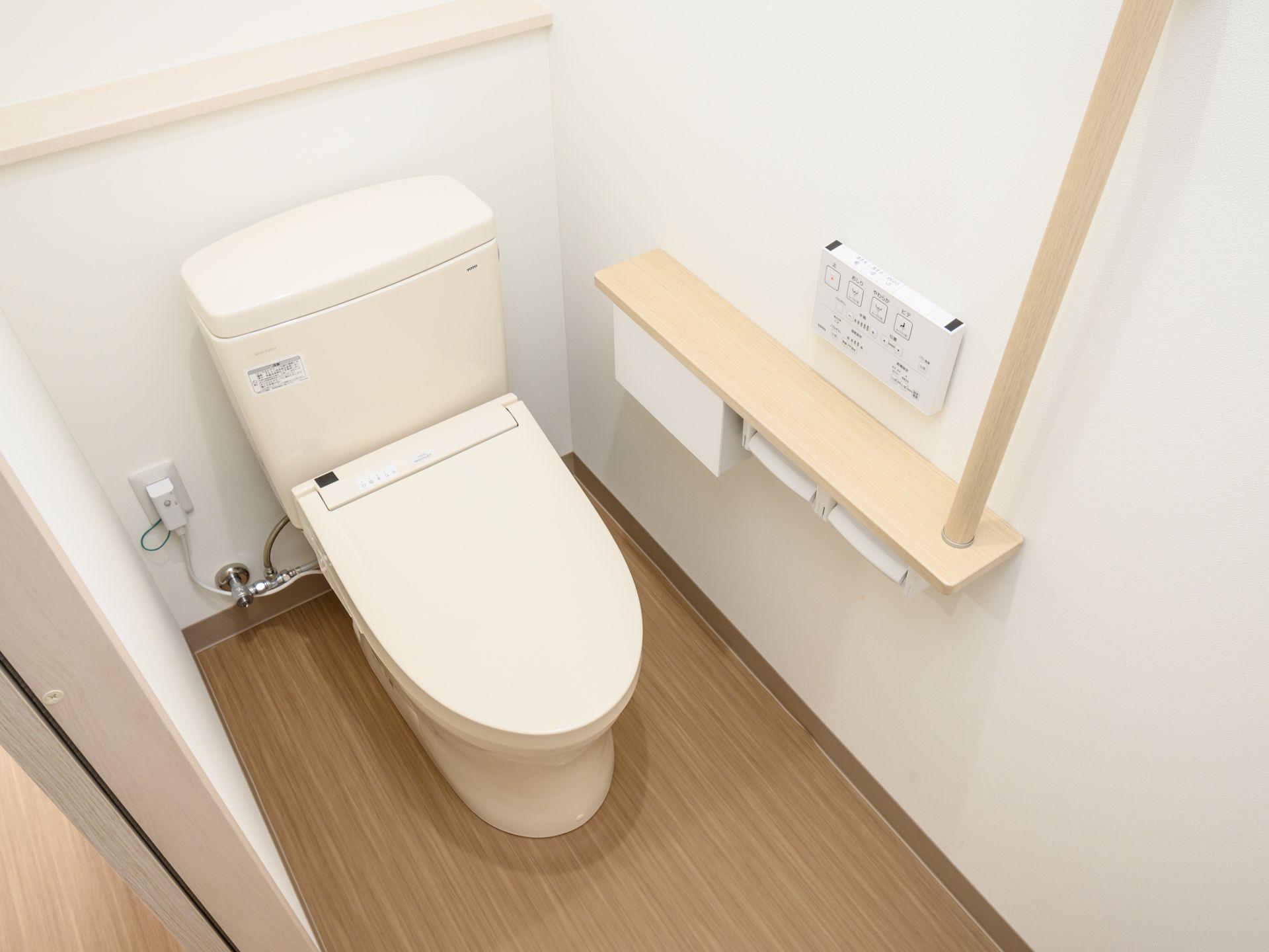 手すりが設置された、バリアフリーのトイレ