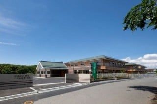 広々とした施設の外観