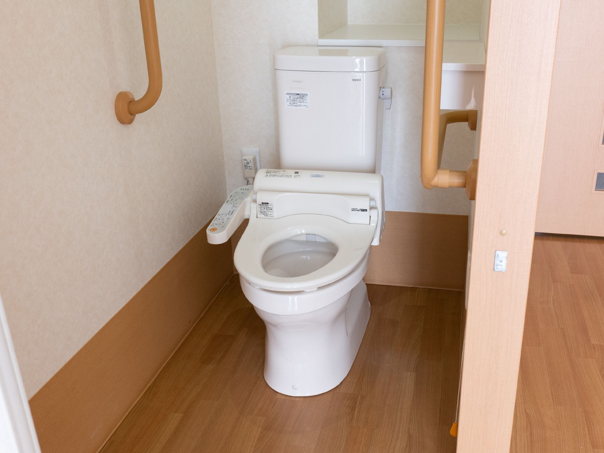 高齢者が使うことを配慮して手すりが設置されているトイレ