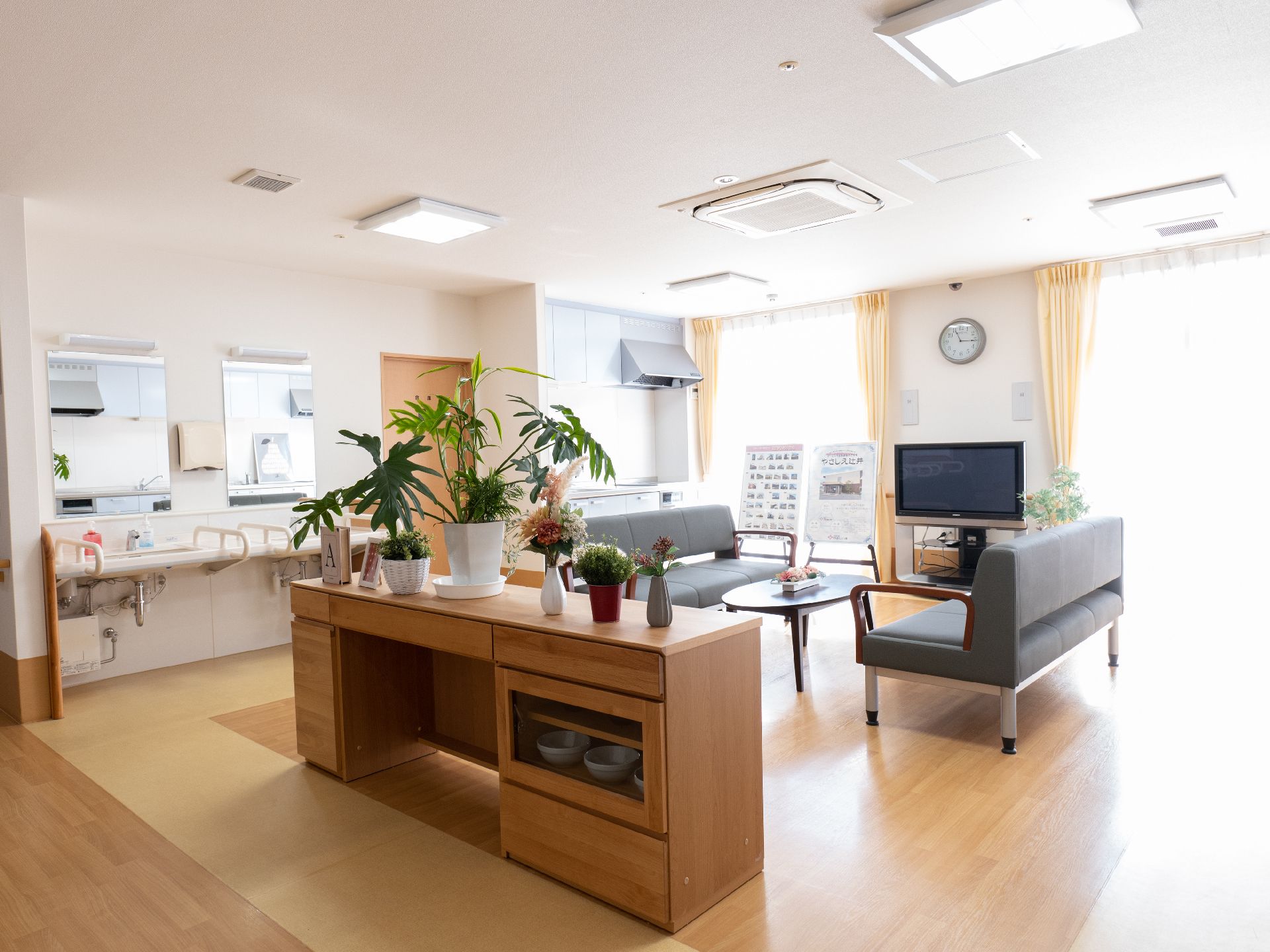 ソファーやテレビが設置されている共有スペース