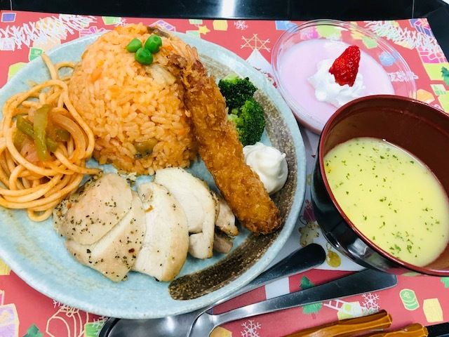 煮魚や野菜の煮物とご飯と味噌汁