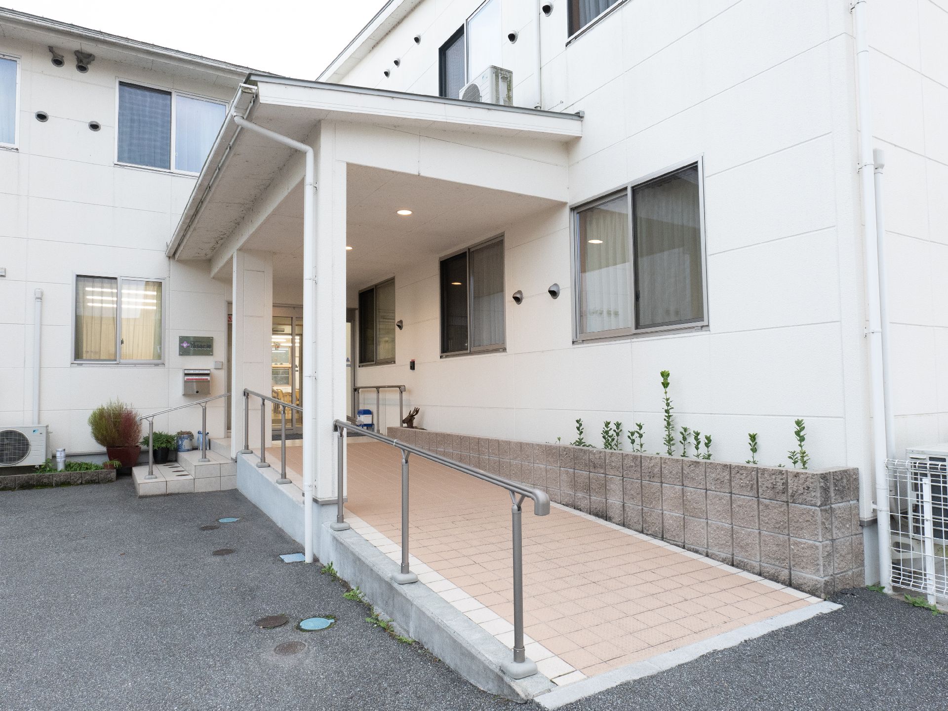 スロープになっていて手すりも取り付けられている玄関