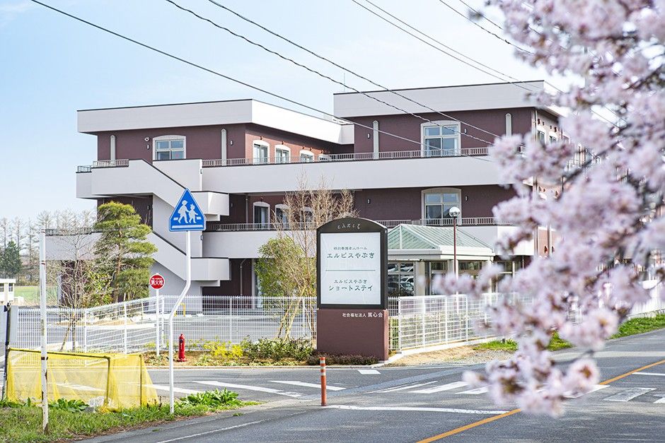 桜並木のある施設外観