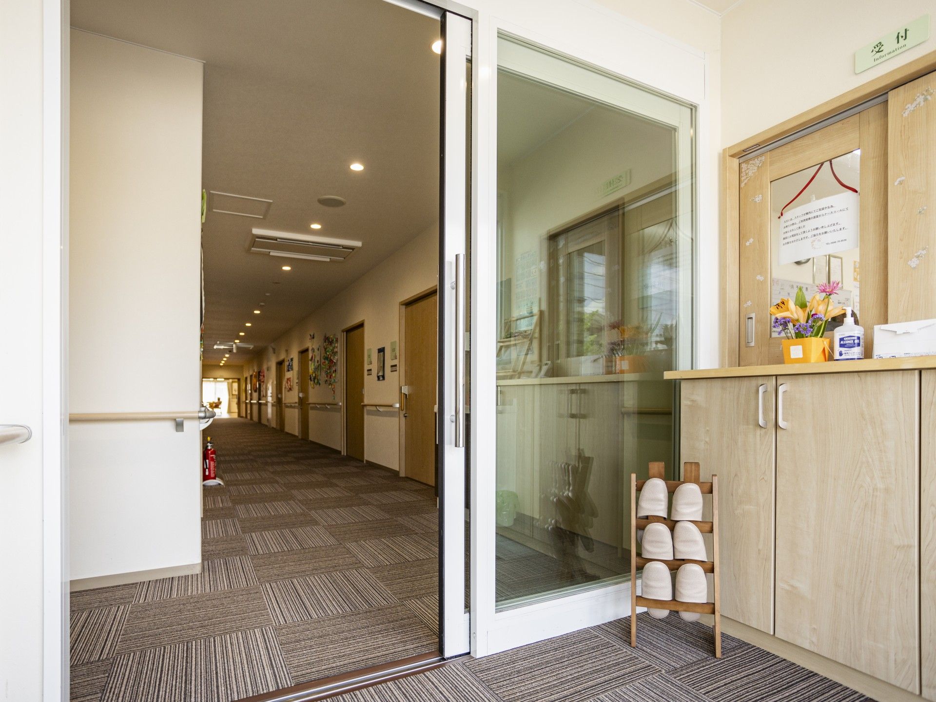 明るい廊下と受付