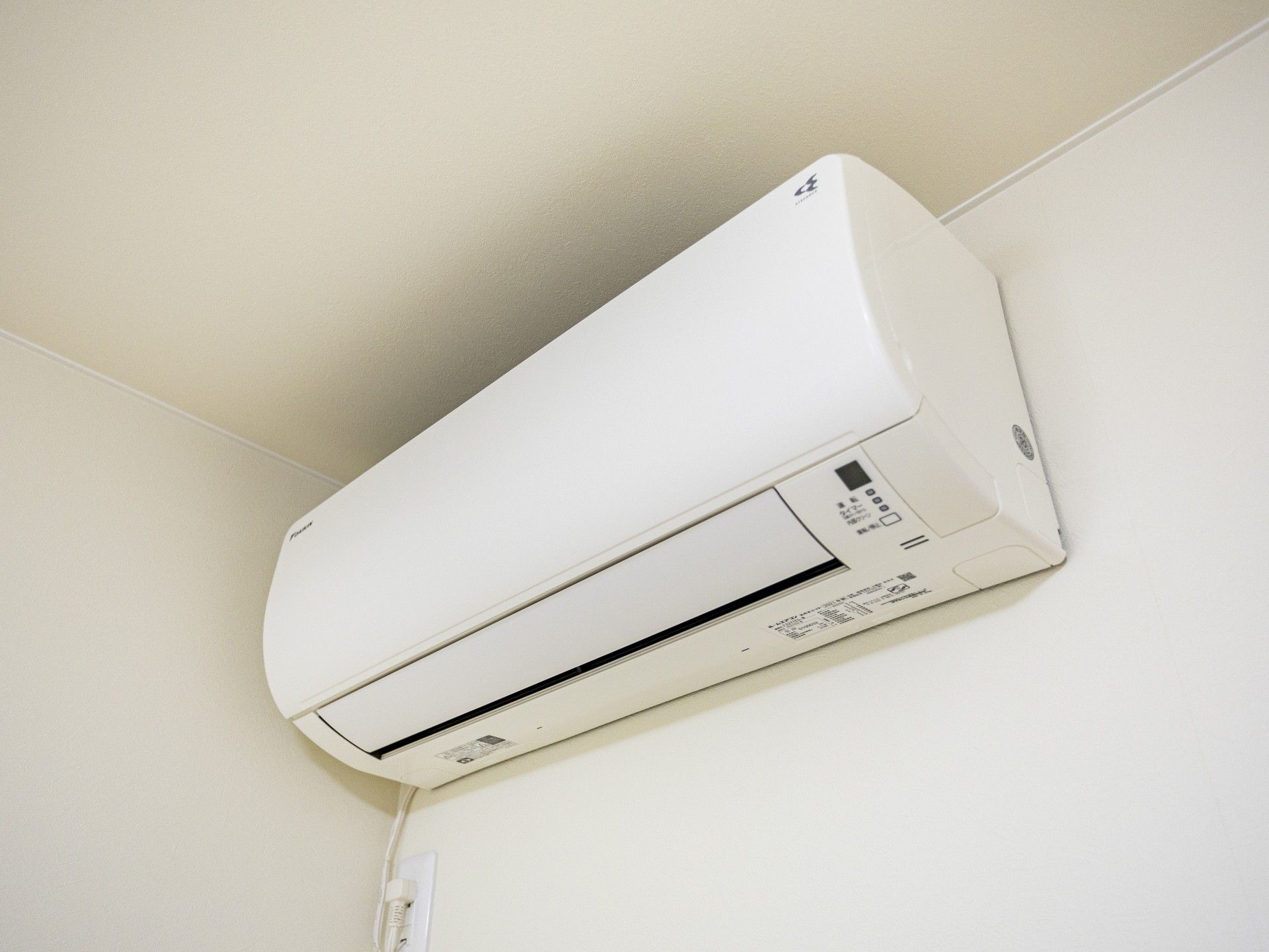 壁に設置されたエアコン