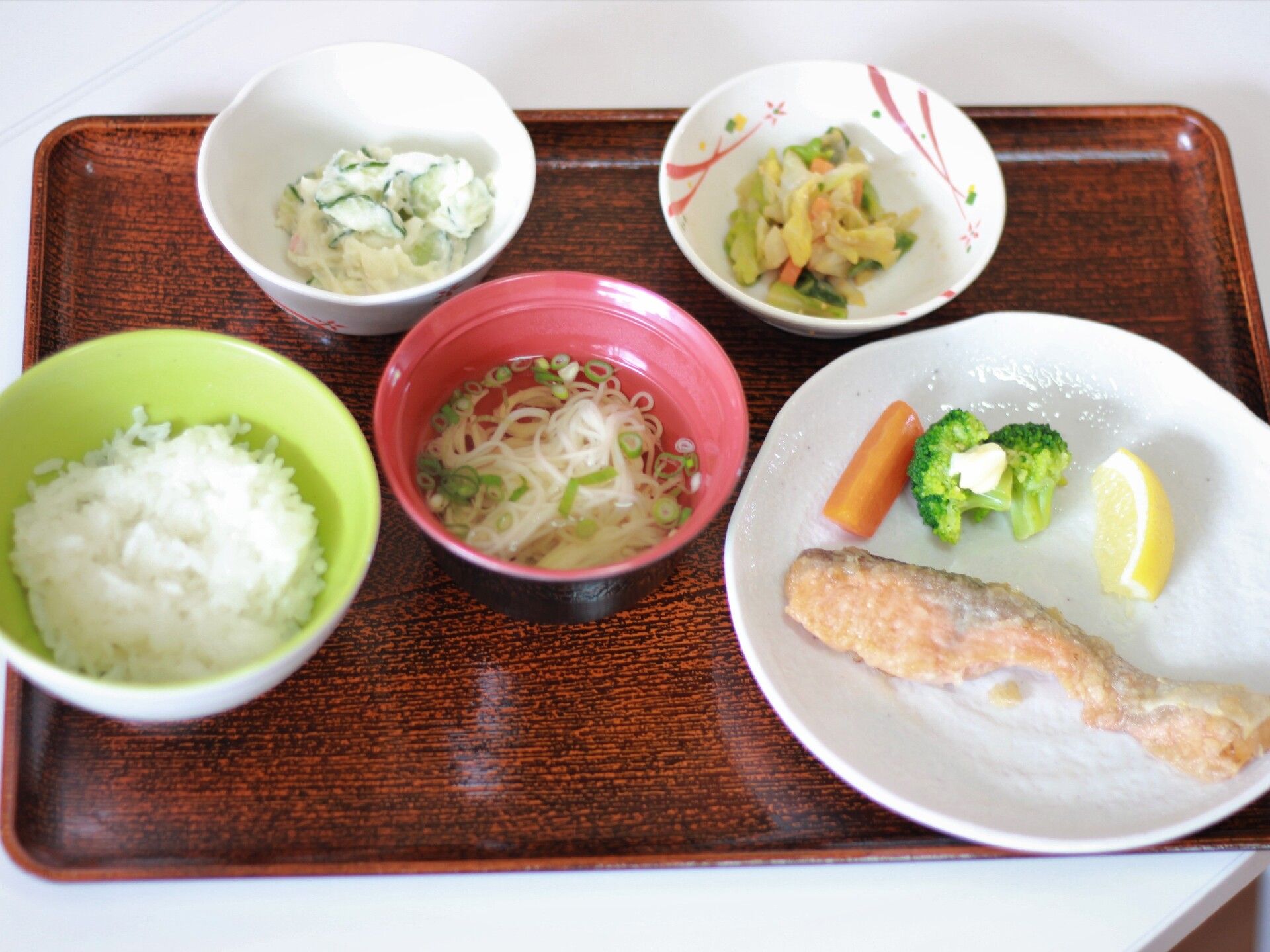 ご飯と汁物、焼き魚と副菜の小鉢が付いた食事